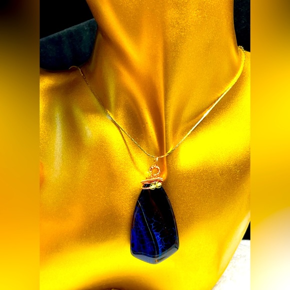 ⭐️💜wire wrapped deep blue/black shield shaped agate pendant with peridot - Picture 2 of 8